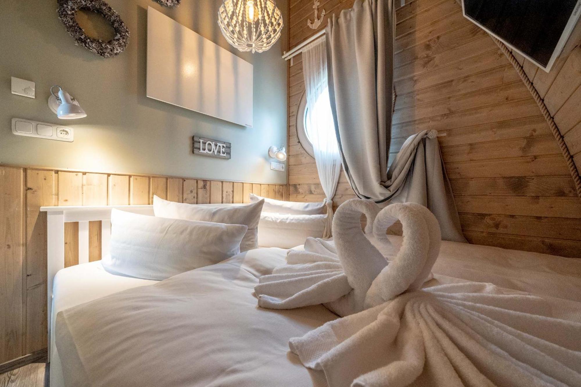 Botel Lieblingsplatz - Schwimmendes Seehotel *