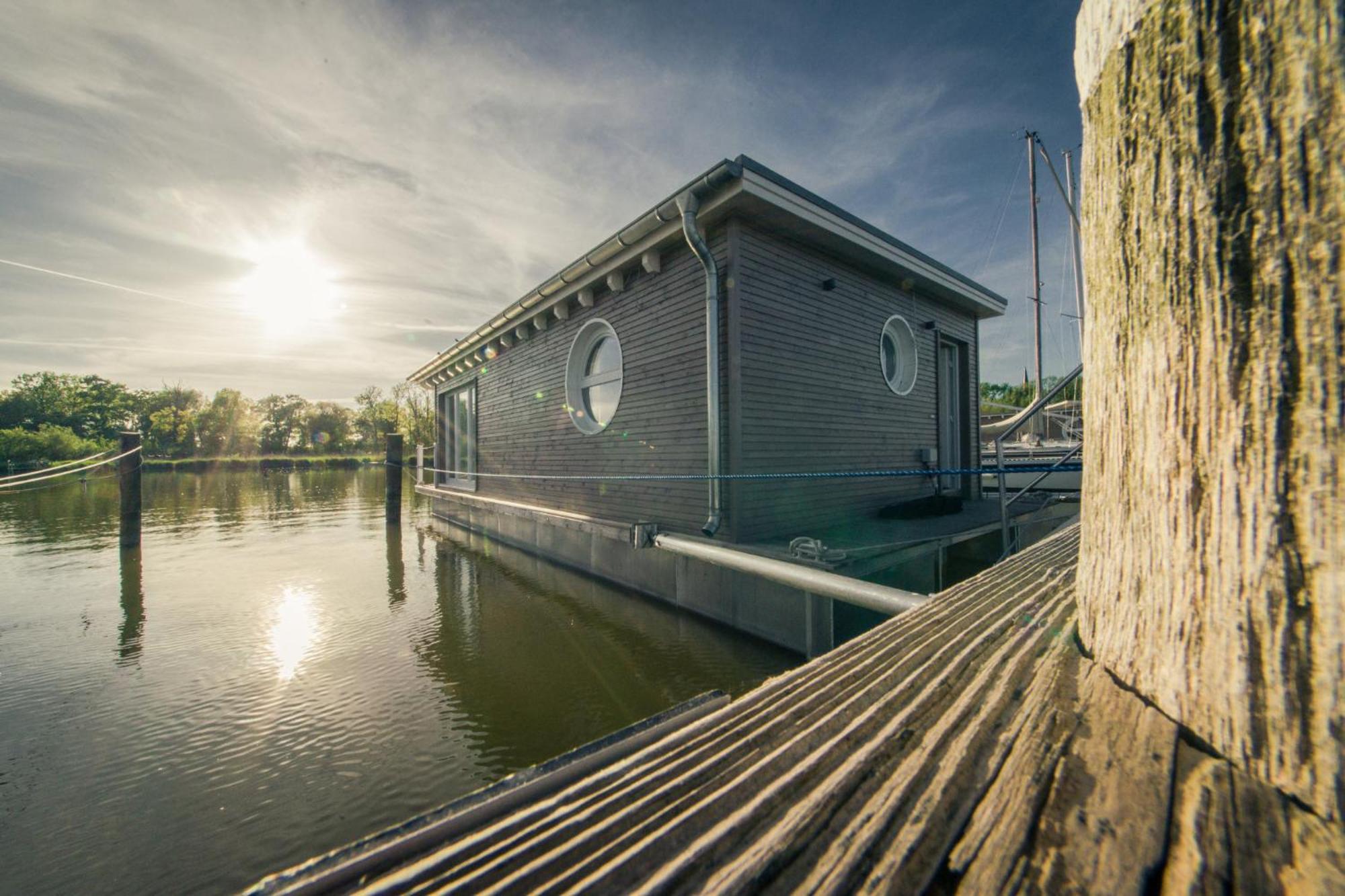 Lieblingsplatz - Schwimmendes Seehotel * Elbe-Parey